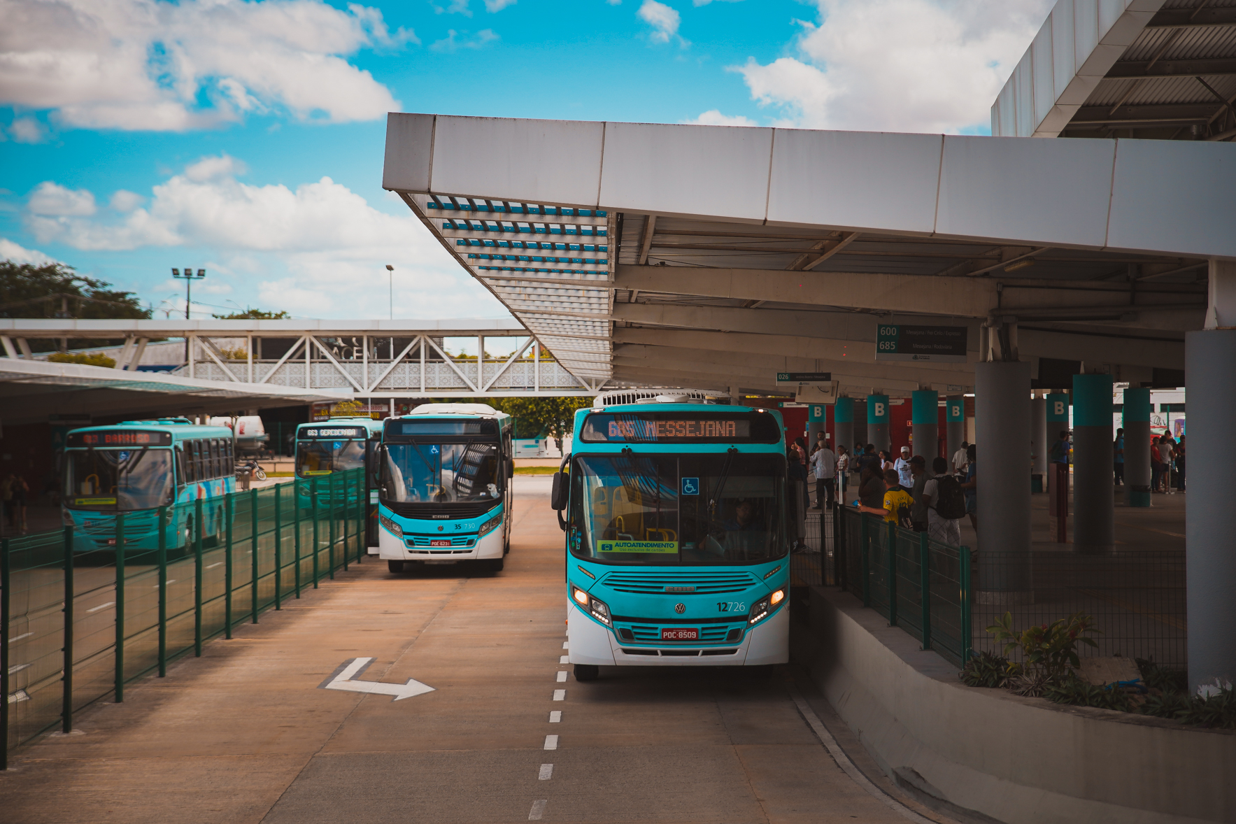 ônibus parada na plataforma do terminal do Papicu